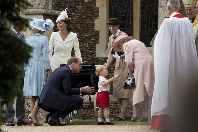 İngiltere Prensi William ve Cambridge Düşesi Catherine'nin kızları Prenses Charlotte Elizabeth Diana, dün ülkenin doğusundaki Sandringham kentinde St. Mary Magdalene Kilisesi'nde vaftiz edildi.