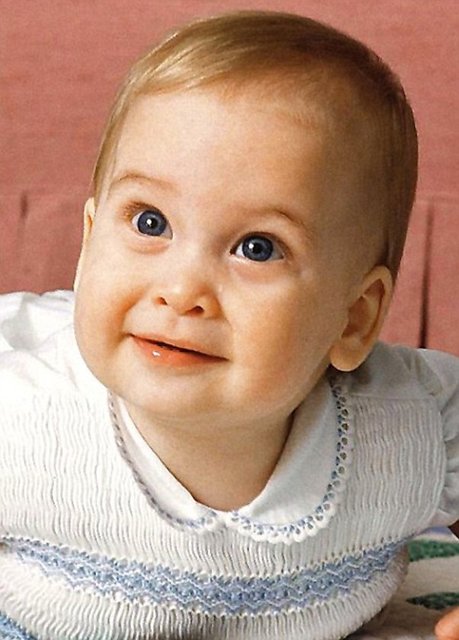 Fotoğrafları yayınlayan İngiliz medyası, Charlotte'un babası William yerine gittikçe annesi Kate'e benzediği yorumunu yaptı.