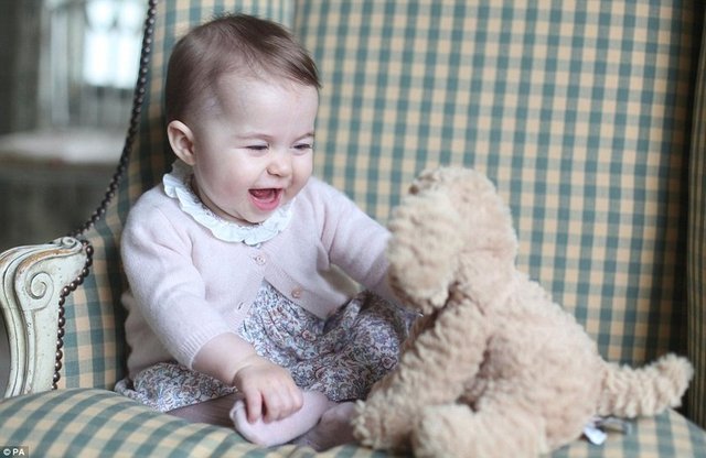 GEÇTIĞIMIZ mayıs ayında dünyaya gelen İngiliz Kraliyet Ailesi'nin gözde çifti Cambridge Dükü Prens William ve Düşes Kate'in ikinci çocukları Prenses Charlotte, 6 aylık oldu. Temmuz ayındaki vaftiz töreninden beri hiç görünmeyen tahtın dördüncü vârisi Charlotte'un2 yeni fotoğrafı, KensingtonSarayı tarafından yayınlandı.