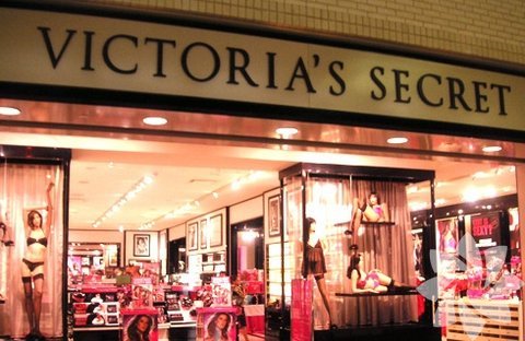 Victoria's Secret mağazası'nın açılışı: Bugün ABD'de binin üzerinde mağazası bulunan Victoria's Secret ilk olarak 1977 yılında Kalifornia eyaletinde, 1993 yılında intihar eden Roy Ramond tarafından banka ve ailesinden aldığı borç para ile açıldı.