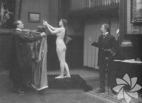 Bir filmde ilk kez çıplak göğüs: Bir kadın baş aktristin çıplak görüntüsü 1915 yılındaki "The Perfect Model" filmine kadar kadar olmamış. AMC film sitesine göre ise bu alandaki gerçek duayen 1963 yılında Promises Promises filmiyle Jayne Mansfield.