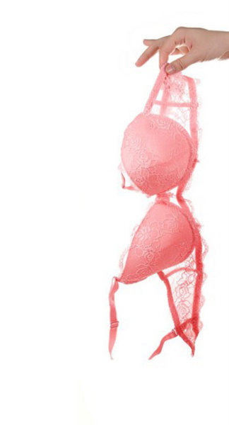 İlk modern sutyenin icadı: İlk sutyen patentinin sahibi Marie Tucek, sutyeni her iki göğüs için de iki ayrı cep olarak tasarlamış. Omuzlar için askıları da olan bu ilk sutyen tasarımı başarısızlıkla sonuçlanmış. Bu nedenle iki ipek mendil ve kurdeleyi kullanarak kendi sutyenini tasarlayan Mary Phelps Jacob ilk sutyeni yaratan kişi olarak biliniyor. Sırtı olmayan sütyen tasarımına 1914 yılında patent alan Jacob daha sonra bu patenti Warner Brothers Corset şirketine satmış.