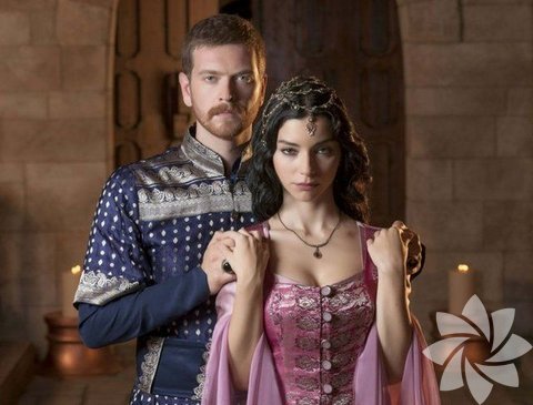 Annesi Hürrem Sultan'ın da sevip onayladığı Nurbanu Sultan, Tatar korsanların İstanbul'a getirdiği Venedik doğumlu bir esirdi. Hürrem gibi güzel, hırslı ve entrikacı olan Nurbanu da rakipleriyle kısasıya mücadele etti.  