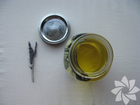 Gerekli malzemeler… Cam kavanoz, resim, bitkisel yağ, kurutulmuş çiçek  - 