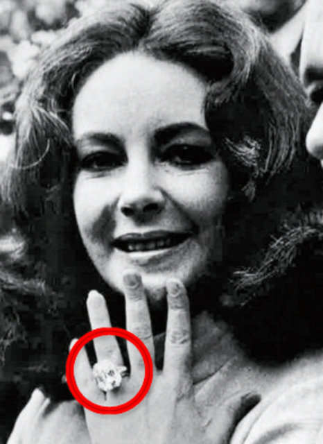 Richard Burton, Elizabeth Taylor'a 1968'de 33 kıratlık 305 bin dolarlık elmas taktı.