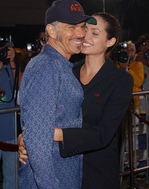 'Kesişen Yollar' filminde Halle Berry ile bir seks sahnesinde yer alan Thornton, o sıralar eşi olan Jolie`ye bu durumu açıklarken sorun yaşadığını anlattı.