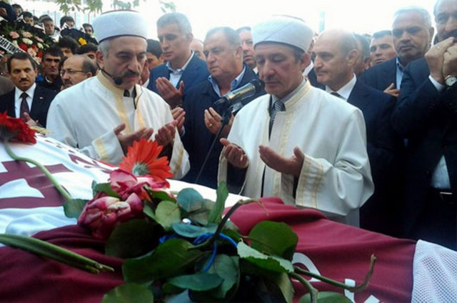 Trabzon'da geçirdiği kalp krizi sonucu hayatını kaybeden 1461 Trabzon Teknik - Direktörü Kadir Özcan, doğum yeri Akçaabat'ta defnedildi. Cenaze törenine, Çevre ve - Şehircilik Bakanı Erdoğan Bayraktar ile A Milli Takım Teknik Direktörü Fatih Terim - de katıldı.
