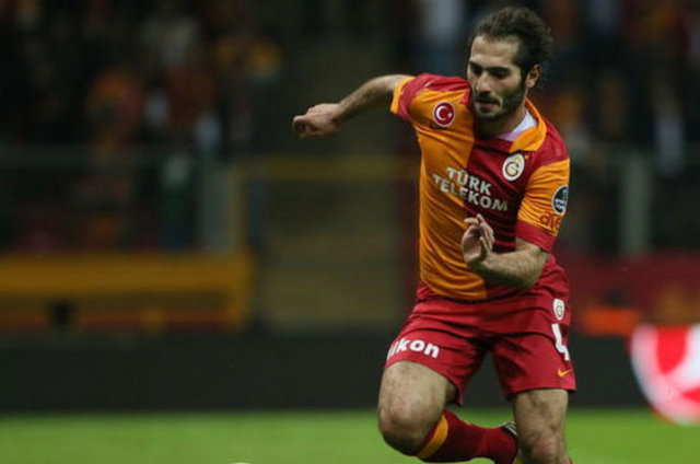 -  Galatasaray'da Hamit Altıntop, bel rahatsızlığı yüzünden pazartesi günü Almanya'da - belinden ameliyat olacak. Bu, Hamit'in belinden geçireceği ikinci operasyon olacak. - Spor hekimleri, Hamit Altıntop'un futbol hayatının tehlikeye girdiği görüşünde. - Hamit, önümüzdeki günlerde belindeki rahatsızlığı yüzünden ameliyat olursa bu sezonu - kapatmak zorunda kalacak. Ancak tecrübeli futbolcu çok çalışarak sağlıklı günlerine - dönse bile, ikinci ameliyat sonrası hiçbir zaman eski sportif performansını - bulamayacak.