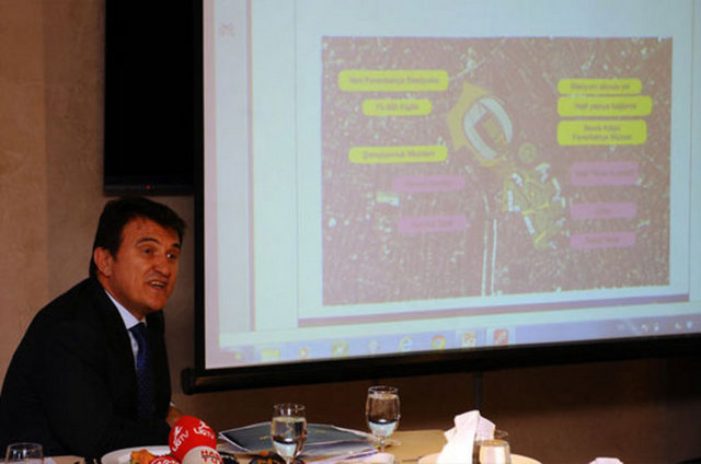 Fenerbahçe Kulübü'nün seçimli olağanüstü genel kurul toplantısı öncesi başkan - adaylığını daha önce açıklayan Hulusi Belgü, en önemli projesinin, yıllık 100 milyon - Euro gelir getirecek yeni bir stat kompleksi olduğunu söyledi. Hulusi Belgü, "Stadı, - liseyi ve Salı Pazarı'nı içine alan bir stat kompleksi projesi geliştiriyoruz. Stadı - 50 bin kişiden 75 bin kişiye taşımak istiyoruz. Komplekste ayrıca şampiyonluk - meydanı, yemek alanları, stat altında otopark, stat altında yol, çarşı, köşk, - ofisler ve yeşil alan olacak" idadelerini kullandı.