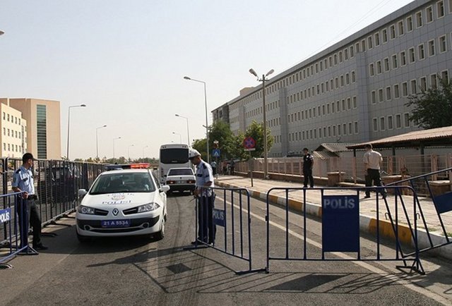 Diyarbakır Cumhuriyet Başsavcılığınca, 20 yıl önce Kulp ilçesinde 11 köylünün öldürülmesiyle ilgili yürütülen soruşturma kapsamında dönemin Bolu 2. Komando Tugay Komutanı emekli Tuğgeneral Yavuz Ertürk hakkında 11 kez müebbet ve 25 yıla kadar hapis cezası istendi.