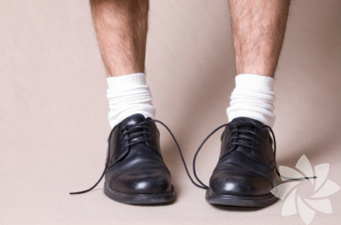 Siyah ayakkabı ile beyaz çorap giyen erkek... Zavallıcık. Bu arkadaş, hiçbir zaman yetişkin pantolon çoraplarına geçemez. Biraz daha büyümesi gerekiyor.