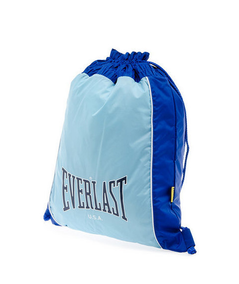 Naylon, ağzı büzgülü sırt çantalarının kabul edilebilir olduğunu düşünen erkek... Bu erkekler şüphesiz ki, çok sık profesyonel iş ortamlarında bulunmuyor. 