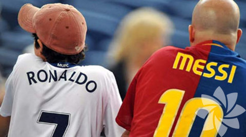 Spor faaliyetlerinin dışında forma giyen erkek... Bütün sporlar harikadır ama bu çocuğun öncelikleri hatalı. Hiçbir takım, göğsünde arma taşıyacak kadar önemli değildir.