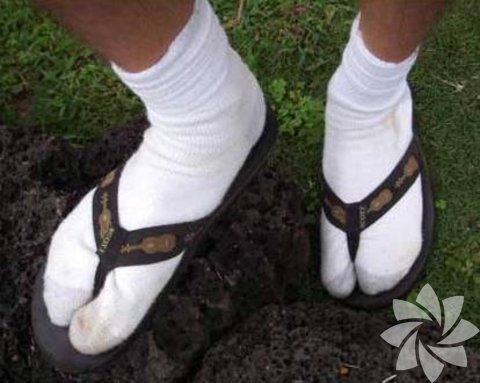 Terlikleri çorapla giyen erkek... Bu erkek üniversite yıllarından kopamamış, kendini hala öğrenci evinde yaşıyor sanır. Eyvah yandınız! Onu hiçbir yere götüremezsiniz.