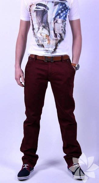 Polo tişörtünü pantolonun içine sokan erkek... Bu arkadaş kesinlikle karizma bir tip değil. Büyük ihtimalle evdeki her eşyayı tamir etmeye çalışacak.