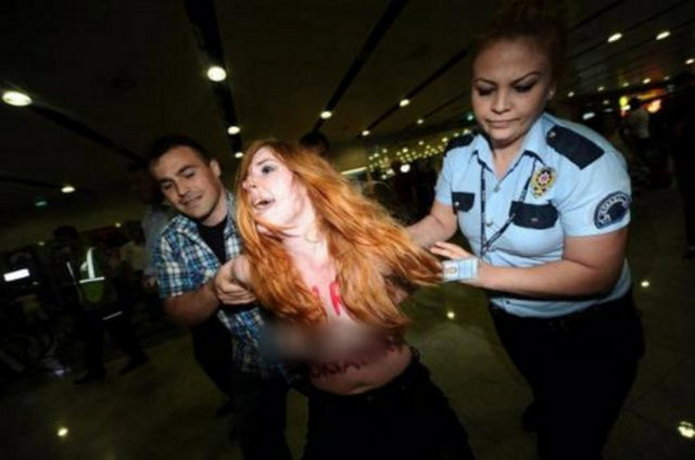 Son günlerde Tunus 'ta eylemlerini sıklaştıran Ukraynalı feminist grup Femen'in bir üyesi Sabiha Gökçen Havalimanı'nda protesto gösterisinde bulundu. -