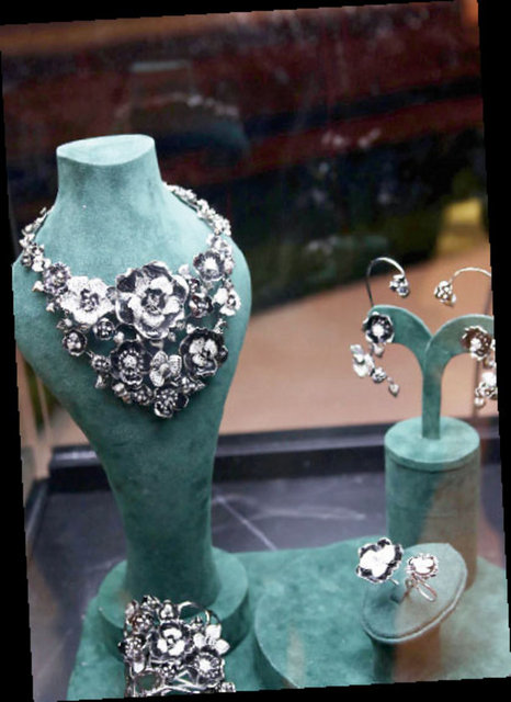 Avusturalyalı güzel, defilede 12 ustanın 2 buçuk ay boyunca işlediği 3 milyon dolarlık bir takı setini taşıyacak.