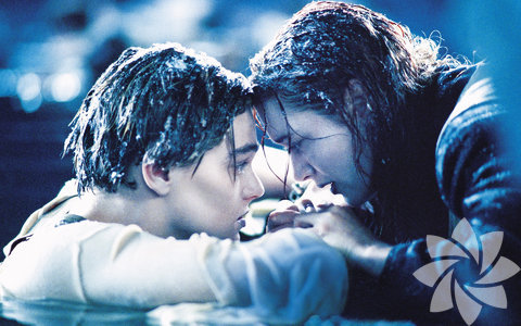 Titanik (1997) -  -  - Cameron'ın filme ilişkin fikri batık gemilere olan büyük ilgisinden kaynaklanmaktadır; trajedinin duygusal mesajını iletmek isteyen Cameron, kayıpla karışık bir aşk hikayesinin bunu başarmak için zaruri olduğunu düşünmekteydi. Filmin yapımı Cameron'ın RMS Titanic'in kalıntılarını görüntülediği 1995 yılında başladı. 1996'da geçen sahneleri Cameron'ın gemi enkazını görüntülerken kullandığı Akademik Mstislav Keldış gemisinde çekilmiştir. Titanic'in bir kopyası Meksika'daki Rosarito Beach kentinde inşa edilmiş ve batışı canlandırmak için maketlerle bilgisayar ürünü görüntüler kullanılmıştır. Filmin maliyetleri kısmen Paramount Pictures ve 20th Century Fox tarafından karşılanmıştır ve 200 milyon dolarlık bütçesiyle o dönemde tarihteki en pahalı filmdi. (Vikipedia)