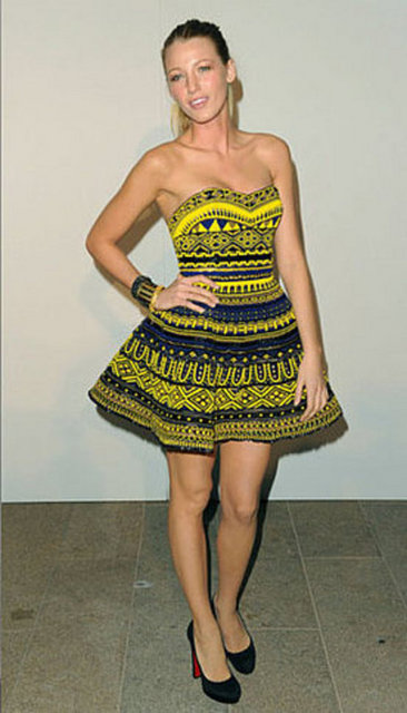 Tribal ve geometrik desenler - içinde sarıyı, yeşil ve siyah gibi - renklerle yorumlamak güzel fikir - olabilir.  -