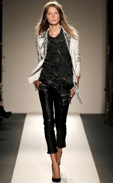 Gotik ve grunge akımının yükselişiyle birlikte şu sıralar siyah vazgeçilmezimiz  - olsa da, bu kış renkler adeta birbiriyle yarışıyor. Haydi hanımlar, renk skalanızı - korkak alıştırmayın! Bu sezon hepimize biraz cesaret gerekiyor -