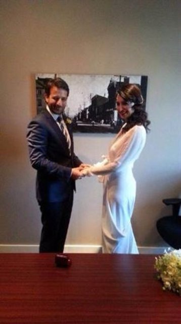 Güzel oyuncu Başak Sayan, sürpriz bir kararla Amerika'da evlendi.