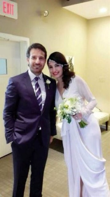 2 ay önce Bodrum havaalanında tanıştığı ekonomist Murat Vardal ile Washington'da evlenen Sayan, Türkiye'ye dönünce yakınları için bir kutlama organizasyonu yapacak.