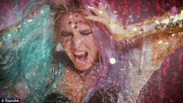 KLİBİ ÇOK KONUŞULMUŞTU  - ABD'li şarkıcı Kesha son video klibi 'Dirty Love' ile yine dikkatleri üzerine çekti.