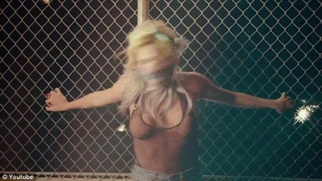 Bir striptizciyi canlandırdığı klipte cesur danslara imza atan Kesha'nın giydiği fileli kıyafetler ise dikkat çekti.