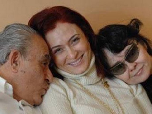 O halde görenler genç kadının öldüğünü sandı. Sonra nefes aldığı fark edilince yaşadığı anlaşıldı ve hastaneye götürüldü. Bir kaç hastane sonunda kabul edip onu aldı. Ama gözleri için yapacak bir şey yoktu. Eşi İsmail Düvenci onu Londra'ya da götürdü. Ama göz sinirleri kopmuştu.