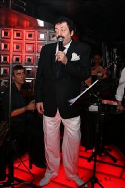 Fakat Adana'da daha acı bir olay yaşanır. Müslüm Gürses'in babası Mehmet Akbaş, annesinin katili olur.