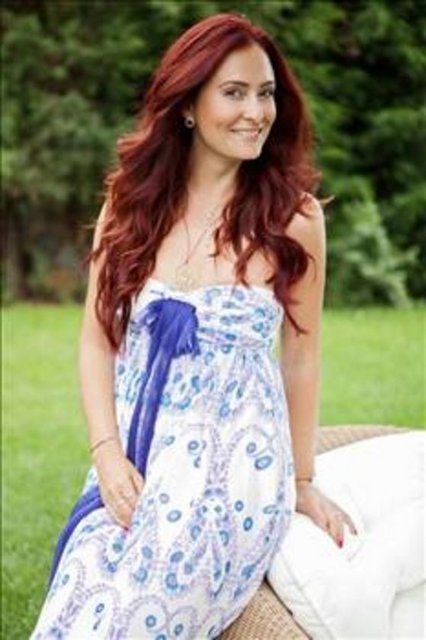 Bu gülüşün ardında bir trajedi saklı - Taçlı güzellerimizden biri olan Ceyda Düvenci, oyunculuğuyla da kendinden söz ettiriyor. Mutlu bir evliliği olan Düvenci, o güzel gülüşünün ardında kötü hatıralardan izler var. -  -