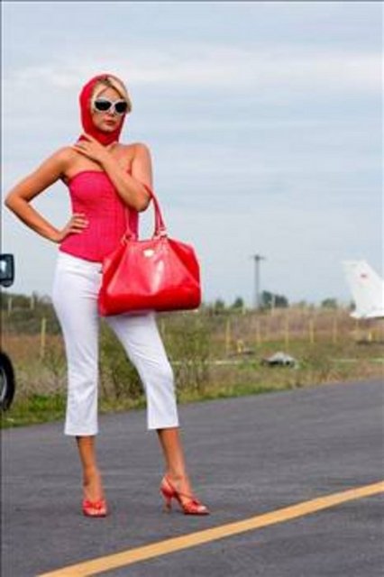 Kayacı, "O adam alkolik ve ağır şizofren hastası. Kan bağı yüzünden onun gibi delirmekten çok korkuyorum. Sürekli taciz ediliyorum" şeklinde açıklama yapmıştı. -