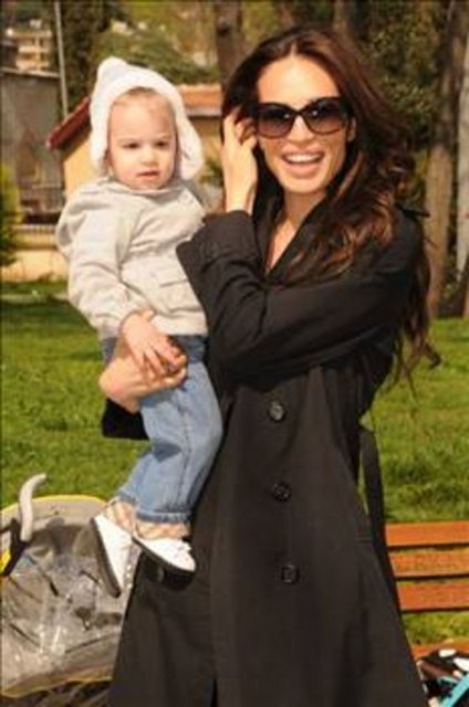 Güzide 2 yaşındayken anne ve babası evliliğini bitirme kararı alıp, boşandılar.