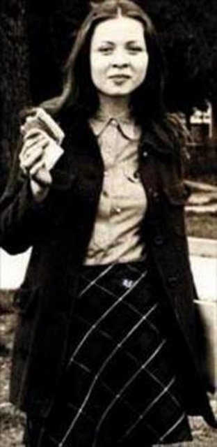 Düvenci'nin müzik öğretmeni olan annesi 7 Mart 1981'de henüz 30 yaşındayken geçirdiği bir trafik kazasında gözlerini kaybetti. Sakin bir cumartesi günüydü... Öğrencileri tiyatroya götüreceklerdi. Mustafakemalpaşa'dan Bursa'ya...