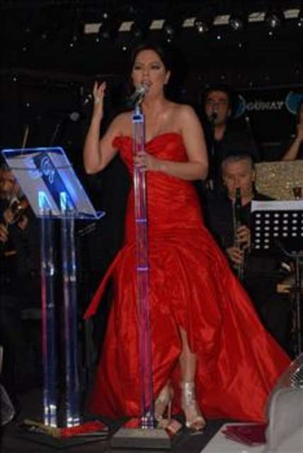 Uzun yıllar sonra eskicilik yapan Remzi Gündeş berbat bir halde ortaya çıktı ve "Benim Ebru Gündeş diye bir evladım yok" diyerek içini döktü. Gündeş, 27 yaşındayken bir kardeşi daha olduğunu öğrenildi. -