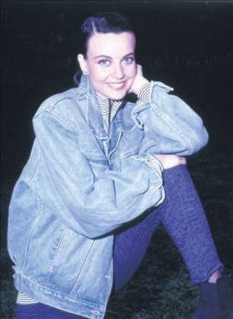 O güzel gülümsemesi ve deniz mavisi gözlerini parlatan o tacı takarken bu tacın ailesini dağıtacağından haberi yoktu.