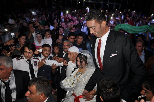 Mova Park Düğün Salonu'nda düzenlenen düğün törenine Mardin Valisi Ahmet Cengiz, siyasetçiler, bölgenin aşiret liderleri ile birlikte 3 bine yakın davetli katıldı.