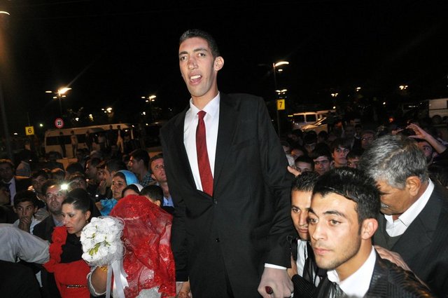 Bakan Güler'in mutluluk dileklerini çifte ileten Vali Ahmet Cengiz, bakan ve kendi adına gelin Merve Dibo'ya birer tane yarım altın taktı.