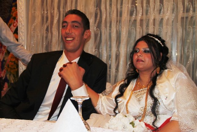 "Dünyanın en uzun boylu adamı" unvanını koruyan Sultan Kösen ve ve Suriye asıllı Merve Dibo Mardin'de düzenlenen yaklaşık 3 bin kişinin katıldığı görkemli bir düğün töreni ile dünya evine girdi.