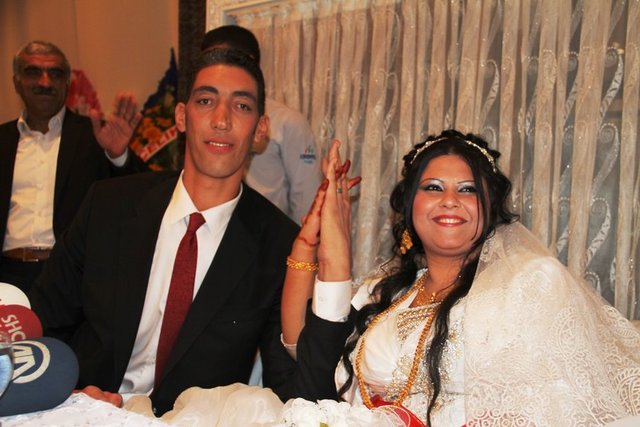 Düğüne davetli olan İçişleri Bakanı Muammer Güler programının yoğunluğu nedeniyle törene katılamadı.