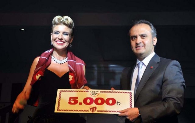 Yaklaşık bin 500 kişinin izlediği özel gecede Belediye Başkanı İnegölspor adına "Çocuklar Gülsün Diye" derneğine 5 bin TL'lik çekle bağışta bulunarak jest yaptı.
