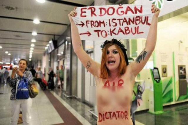 Hande, vücudunda "Diren ODTÜ" - yazısıyla üstsüz poz vererek - fotoğraf çektirdi.