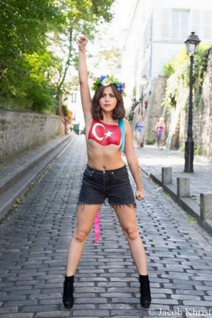 Güntülü, Didemve - Bilgehan'dan sonra şimdi de - Hande isimli genç kadın Femen'e katıldı