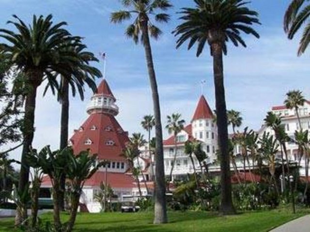 Coronado Oteli San Diego, Coronado'da bulunuyor. 1982 yılında genç bir kadın California Körfezi'nde bulunan bu lüks otele kocasını beklemek üzere kaydını yaptırmış. Kocası otele hiç gelmemiş ve birkaç gün sonra da kadın merdivenlerde ölü olarak bulunmuş. O günden beri otelin çalışanları ve konukları siyah giysili ve soluk benizli bir kadın silüetine rastladıklarını söylüyorlar.