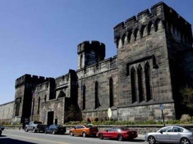 Doğu Eyalet Islahevi Pennsylvania eyaletinin Philadelphia kentinde bulunan bu bina mahpusların kendilerini ve dindarlıklarını sorgulamaları için yapılmıştı. Ancak çoğu mahkum tam tersine akli dengesini kaybetti. Bu fasilite kapatıldıktan sonra içerisinden garip sesler duyulduğu da söylentiler arasında.