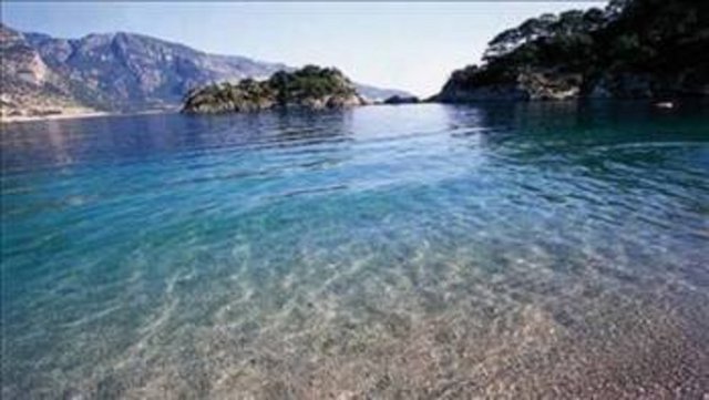 Bir gün yaşlı bir kaptanın genç, yakışıklı oğlu su almak için koya çıktığında güzel Belcekız'ı görmüş. Görür görmez de birbirlerine aşık olmuşlar. Ama delikanlı suyu alıp dönmek zorundaymış.