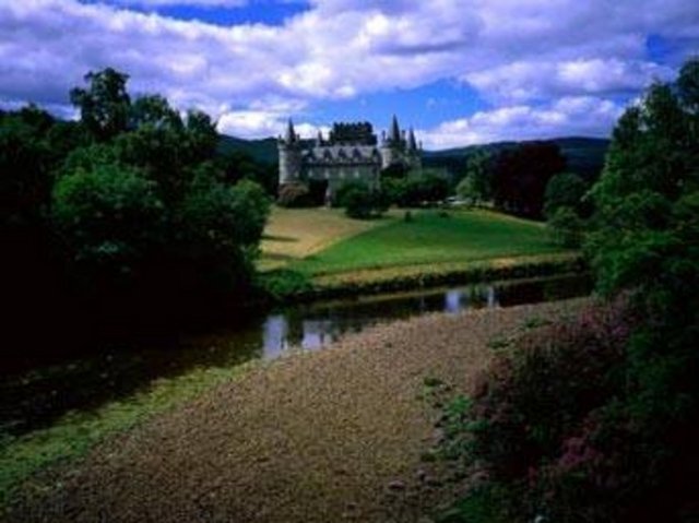 Inverary Şatosu 1644'yılında kendini asarak intihar etmiş bir arp sanatçısının hayaleti batı İskoçya'da bulunan bu kasrın koritorlarında dolaştığı ve kütüphanede arp çaldığı söyleniyor. Şato bugünlerde 13.Argyll Dükü'nün evi ancak bazen de kapılarını cesur ziyaretçilere açmakta.