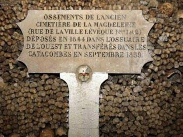 Paris Yeraltı Mezarlığı 1800'lerde Paris mezarlıkları dolmak üzereydi. Bu yüzden cesetler şehrin altındaki tünellere taşınmaya başladı. Kafatasları ve kemiklerin üstüste yığıldığı bu mezarlıklardan garip sesler geldiği söyleniyor.