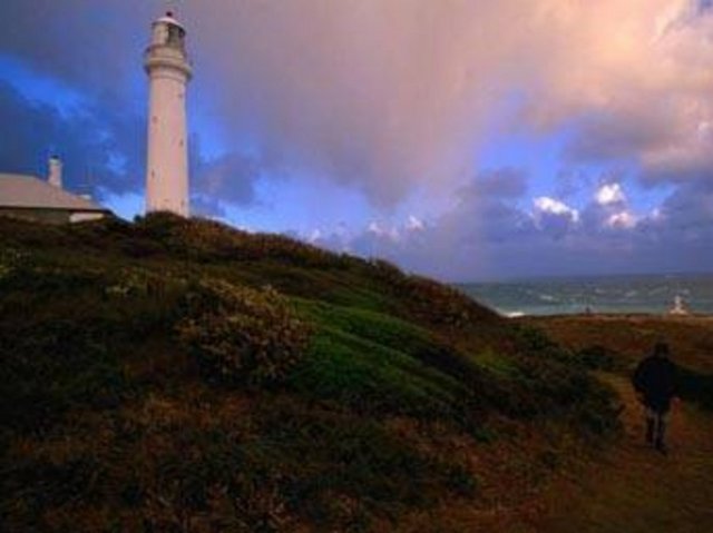 Point Hicks Deniz Feneri Avustralya'nın doğu kıyısında bulunan bu deniz fenerinin korucusu 1947'de gizemli bir şekilde kaybolur. Sonraları bir çok ziyaretçi geceleri korucunun bot seslerini duyduklarını iddia etti. Bu arada korucunun hayaletinin halen kapı kollarının parlatıp temizlediği de söylentiler arasında.