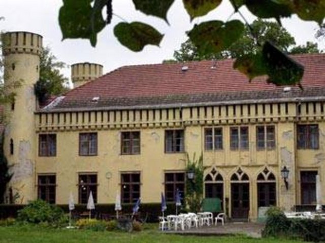 Petzow Şatosu Doğu Almanya yakınlarındaki Posdam yakınlarında bulunan 18. yüzyılda yapılmış bu bina şimdilerde otel ve restoran hizmetleri sunuyor. Ancak koridorları baron katliamlarının karanlık tarihine şahitlik ediyor.